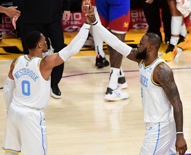 乐鱼体育APP-5连败后湖人进攻终回暖 詹姆斯：要相信自己的打法