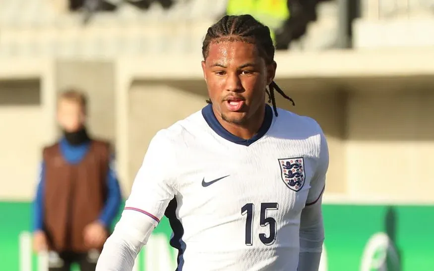 乐鱼体育登录入口-电讯报独家：曼联阿森纳切尔西争夺富勒姆18岁中卫阿米萨